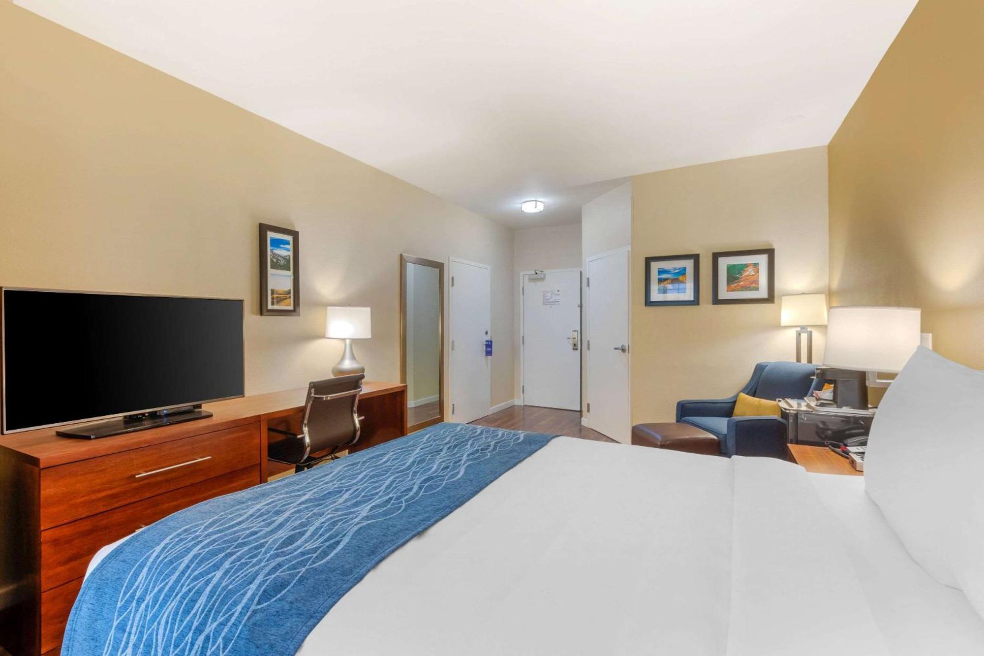 Comfort Inn & Suites Near Ontario Airport Номер фото
